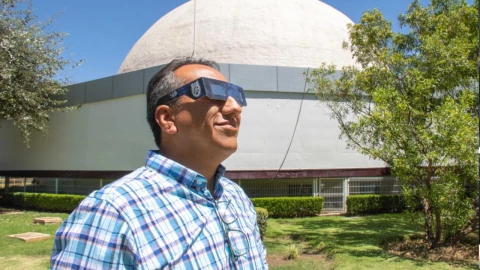 Eclipse solar 2024: El paso a paso para construir lentes caseros para proteger tus ojos fácil y rápido