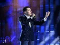 Las críticas del panel fueron un tributo a su talento y dedicación, la crítica Lola Cortés, emocionada, compartió una anécdota personal sobre su madre y su admiración por José José, agradeciendo a Mario por brindarle esa conexión emocional. Espinoza Paz elogió su capacidad vocal, afirmando que José José estaría orgulloso de su interpretación. Arturo López Gavito subrayó la importancia de la orquesta y la producción detrás de la presentación, destacando cómo Mario logra conectar con la nostalgia de los grandes cantantes. Chiquis, con su energía característica, afirmó que Mario había hecho un “home run” con su actuación, reconociendo su increíble voz y porte en el escenario.