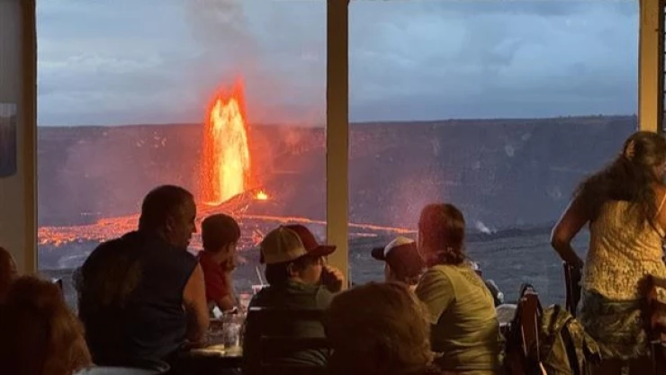 fuentes-de-lava-erupcion-hwai-vista-desde-casa-del-volcan