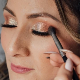 /estilo-de-vida/truco-maquillaje-evita-cara-cansada-50-anos
