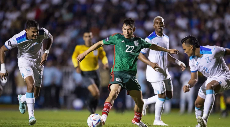 Chucky Lozano ante la selección de Honduras