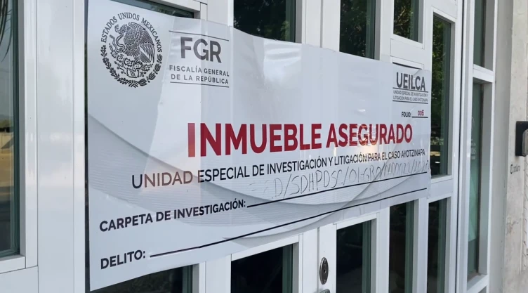 Sello de inmueble asegurado de la FGR colocado en la puerta de la funeraria ‘El Ángel’ en Iguala, Guerrero tras el ataque a balazos de este 7 de abril de 2026.