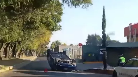 Volcadura generó tráfico sobre la carretera Tlaxcala-Puebla hoy; conductor resultó ileso