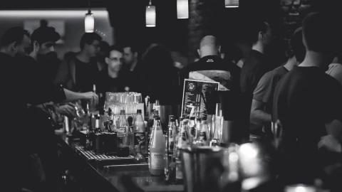 La SSa advierte que combinar alcohol con bebidas energéticas puede provocar una intoxicación hepática