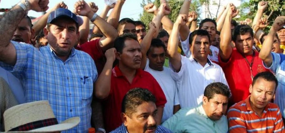 Manifestantes bloquearon 2 carriles de la carretera México-Toluca en protesta a la construcción de una carretera en Xochicuautla, Lerma