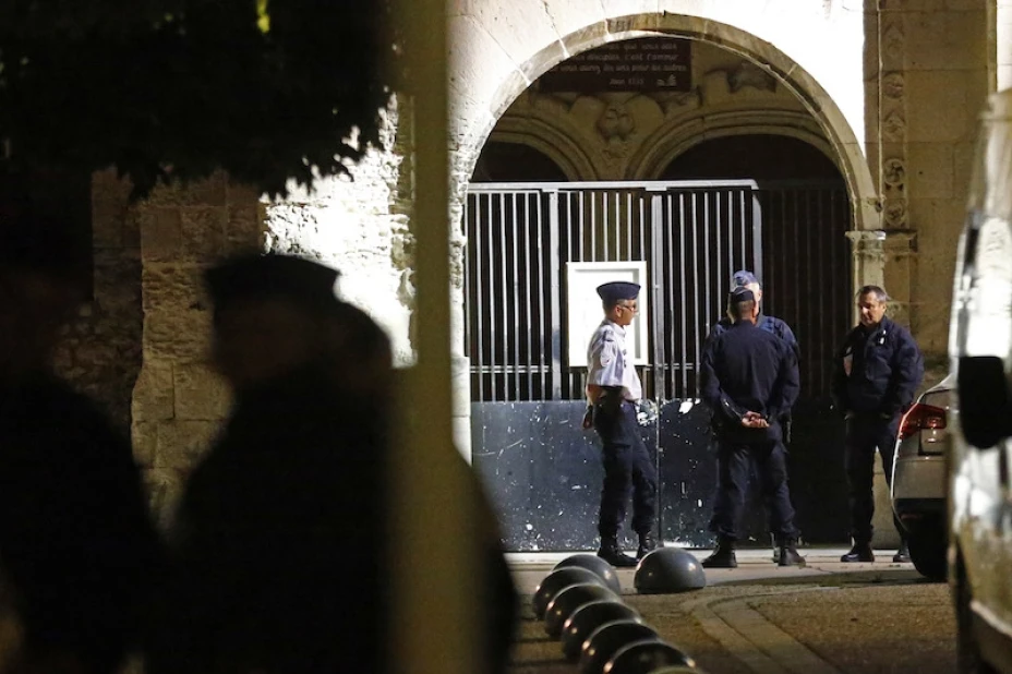 Francia-asesinato cura