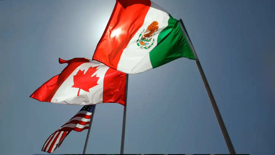 Las banderas de EU, Canadá y México ondean en Nuevo Orleans.