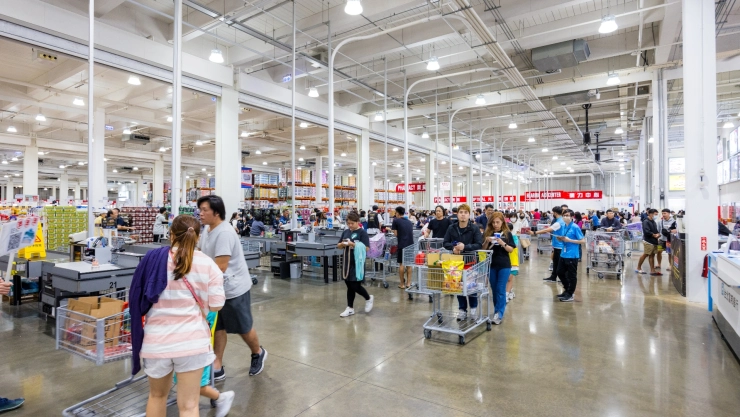 Personas con carros en el hipermercado Costco