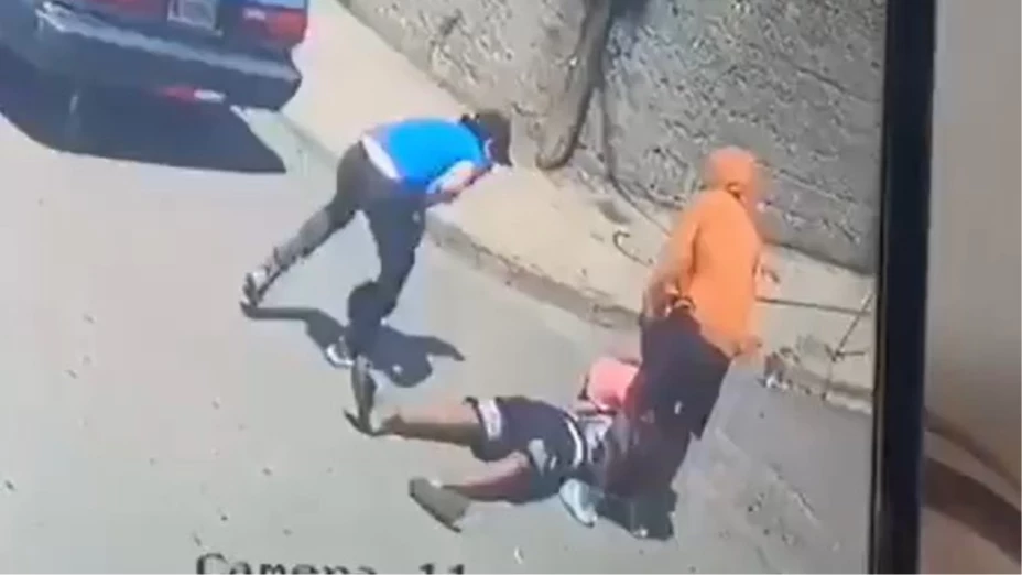 IMAGEN FUERTE Hombre recibe brutal batazo en la cabeza durante pelea vial en República Dominicana.png