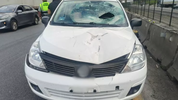Conductor sufrió cristalazo y accidente sobre la carretera Puebla-Córdoba hoy; impactó contra sujeto