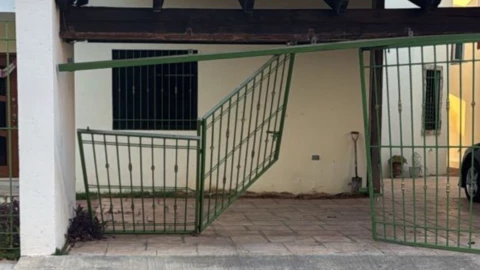 VIDEO: Mujer choca contra una reja en Los Pinos de Mérida, la destroza y luego se da la fuga; así ocurrió todo