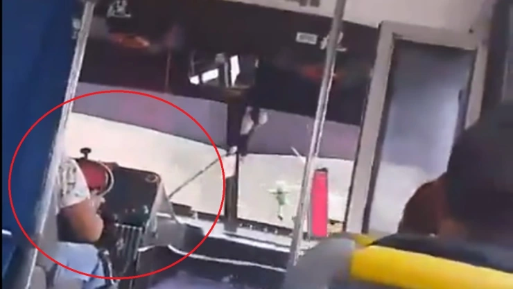 captan a chofer echando carreritas clavijero