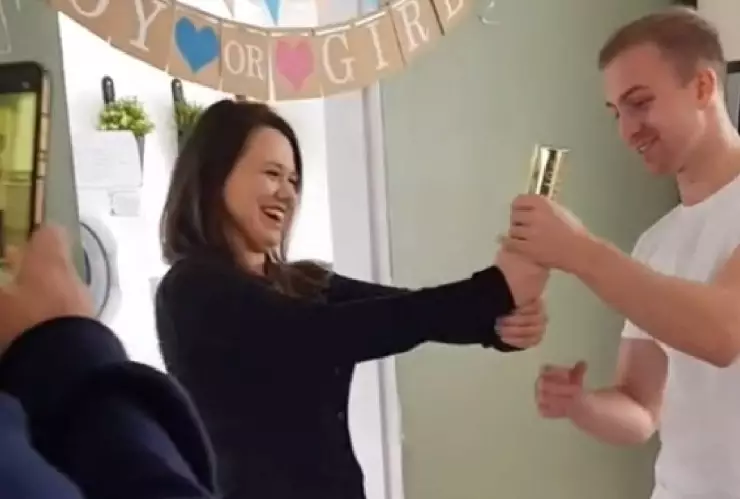 VIDEO_ Suegra habría arruinado la revelación de sexo de su nieto