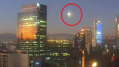 Video Captan OVNI volando sobre Paseo la Reforma en Ciudad de México