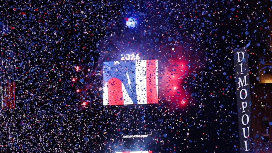 Un edificio se ilumina con los colores de la bandera estadounidense para celebrar el 250 aniversario de la firma de la Declaración de Independencia de Estados Unidos después de la caída de la bola en Times Square durante las celebraciones de Año Nuevo 2026 en la ciudad de Nueva York, Estados Unidos