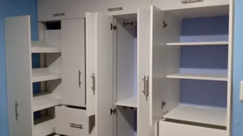 9 ideas de cl&oacute;set de madera en la pared que puedes poner en tu cuarto: son dise&ntilde;os bonitos