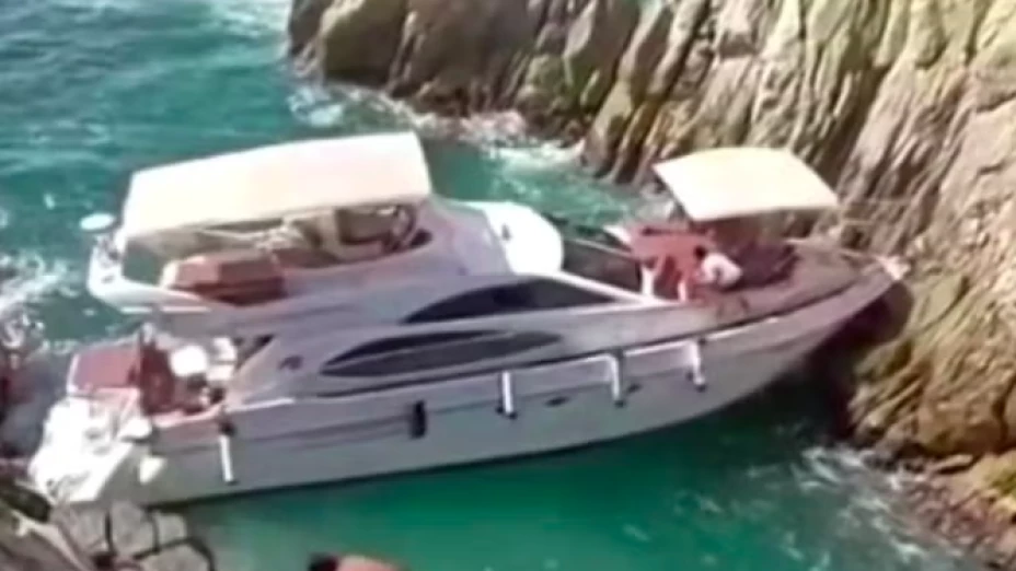 Yate hundido en Acapulco