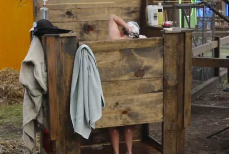 La Bea cantó a Shakira en la regadera de La Granja VIP y se volvió viral.