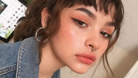 El delineado fox eye en ojos pequeños hace que se vean más alargados y almendrados
