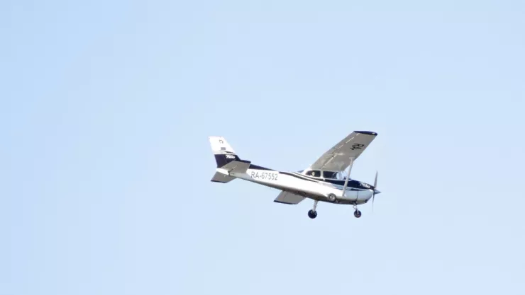 Avioneta se desploma en plena calle y choca vehículo con mujer a bordo.