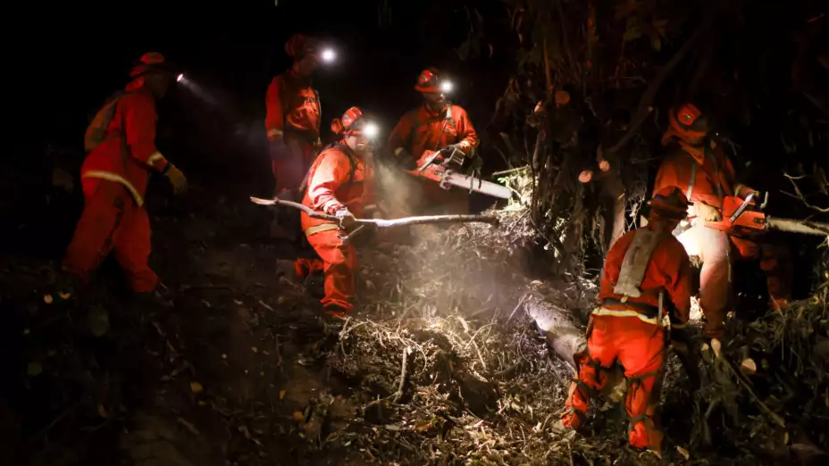 Bomberos combaten el incendio Palisades en Santa Monica, California.