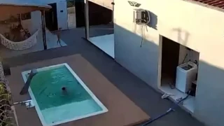 salva a sus dos hijos de ahogarse