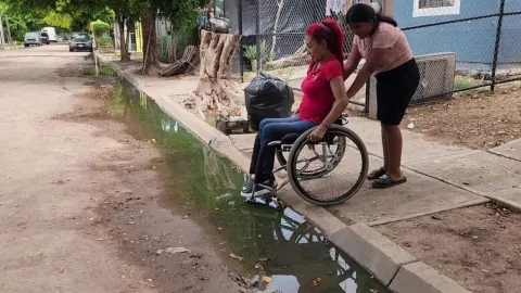 Fuga de aguas negras dificulta la vida de Olga, en Los Mochis