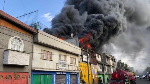 Bomberos combaten fuerte incendio de bodega en Iztapalapa