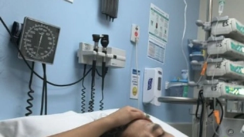 Christian Nodal estaría acompañado de su esposa Ángela Aguilar. 