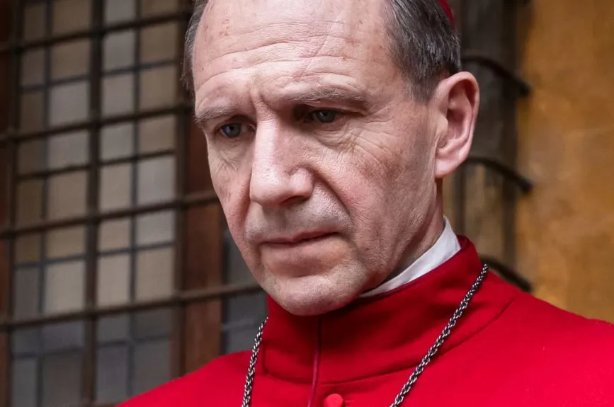 En ‘Cónclave’, el actor interpreta a un cardenal, el cual juega un papel crucial en el proceso de elección del papa, con lo que refleja la realidad de un proceso donde lo espiritual y político van de la mano.
Crédito: Focus Features