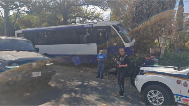 Camión de pasajeros en CDMX choca hoy contra una casa en Álvaro Obregón.