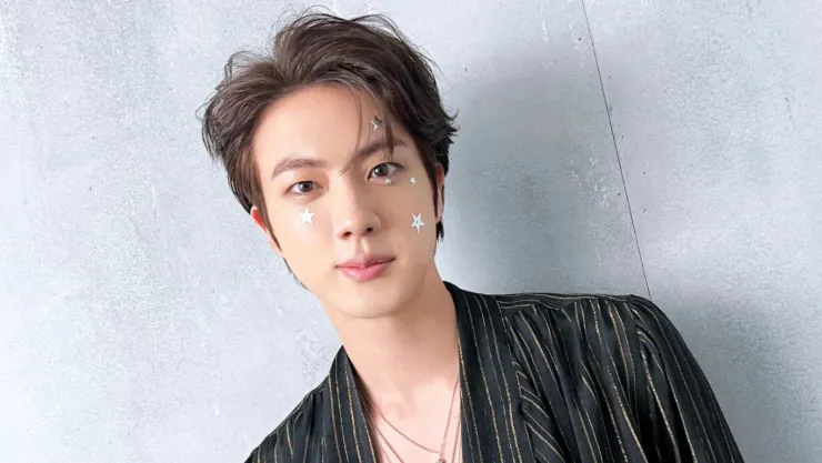 Jin de BTS terminó su servicio militar y sus fans lo celebran