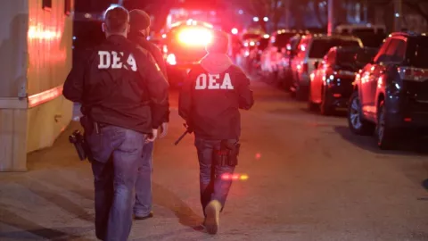 De acuerdo con las convocatorias, la DEA busca un analista de programas y dos supervisores especialistas en investigación de inteligencia.