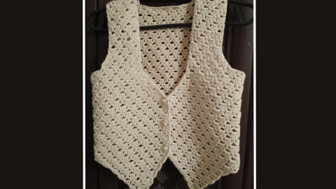 Ideas de chalecos de crochet - caída en diagonal con botones.png