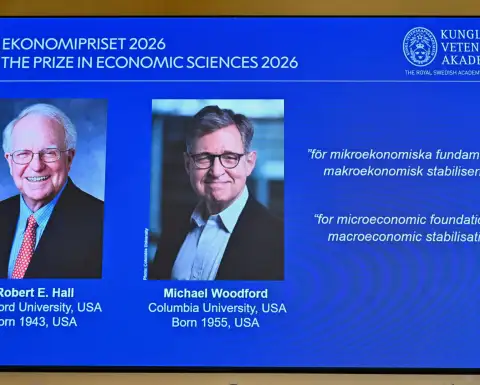 Robert E. Hall y Michael Woodford, premio Nobel de Economía.