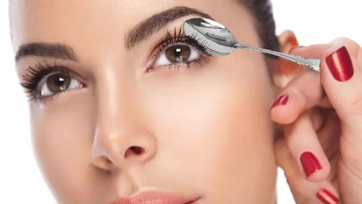 ¿Cómo rizar las pestañas con una cuchara?