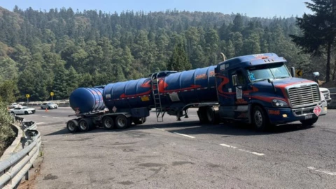 accidente-en-la-carretera-mexico-toluca-hoy-cierre-total-por-pipa-fuga-combustible-cdmx
