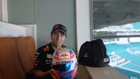 Nuevo casco de Checo P&eacute;rez para el Gran Premio de Miami