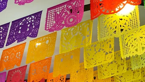 El papel picado es una tradición en el altar de Día de Muertos