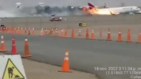 Video Avión choca contra camión de bomberos en Perú, deja 2 muertos