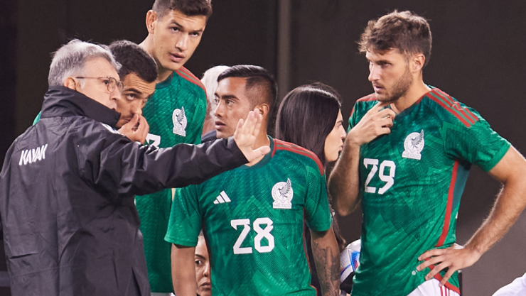 Tata Martino y Santiago Gimenez.jpg
