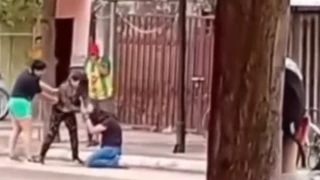 Video: Mujer arrastra del cabello a su sobrina por la calle por “robarle al marido”
