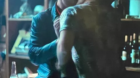 Cassandro Escena de beso entre Gael García y Bad Bunny