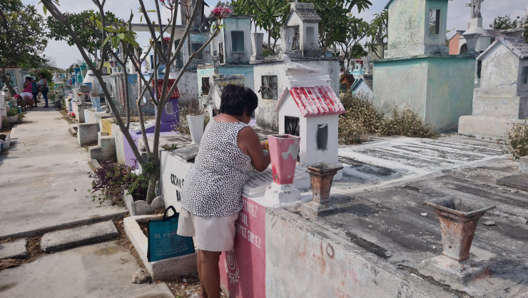 FOTOS: Yucatecos acuden al cementerio a visitar a sus mamás en pleno 10 de mayo, Día de las Madres