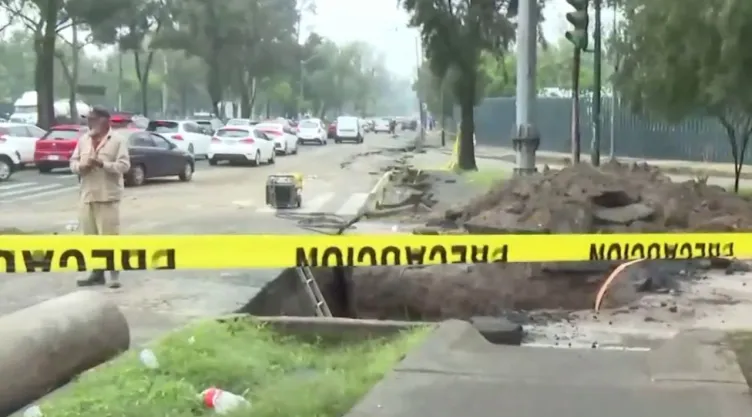 Fuga de agua provoca enorme socavón y grieta en la GAM; automovilistas improvisan nuevo carril