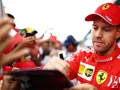 Sebastian Vettel regalando firmas
