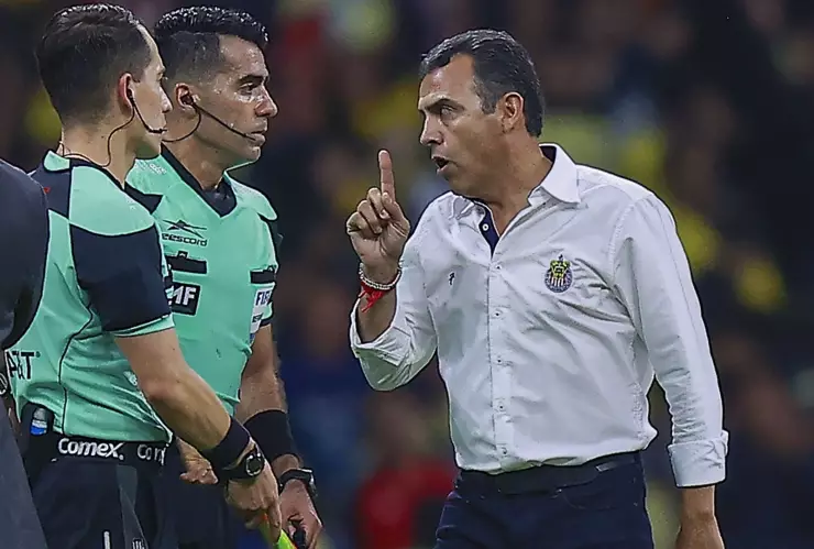 Ricardo Cadena reclamándole a los árbitros tras el América vs Chivas