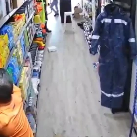 terremoto-7-7-en-panama-el-video-viral-hombres-que-salvaron-botellas-vino