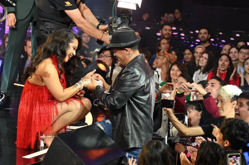 ¡Una noche llena de sorpresas en La Academia 2024! “El Papuchis” se acercó al escenario y le pidió matrimonio a Brisa Santana, dejándola impactada. Con una emoción palpable, Brisa no dudó en responder que ¡SÍ!, creando un momento inolvidable que conmovió a todos los presentes.