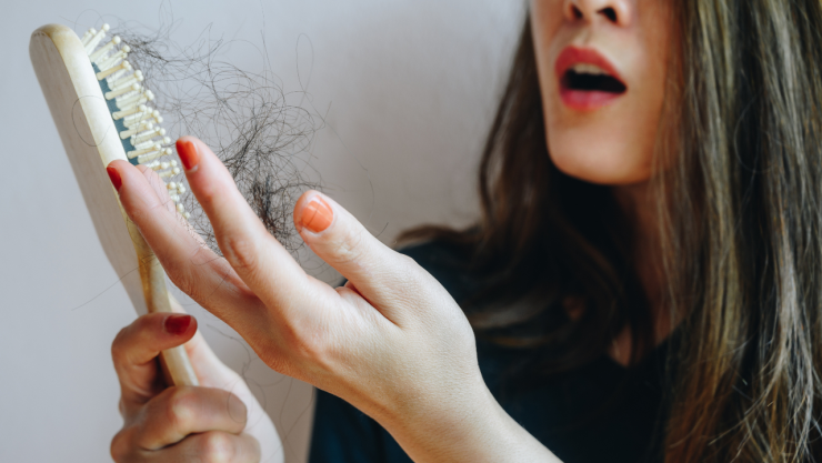 vitaminas caída cabello estrés